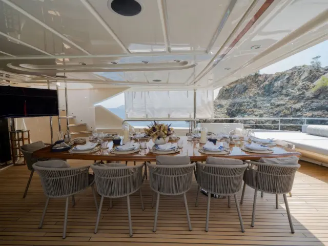 Yacht Ariela dining table