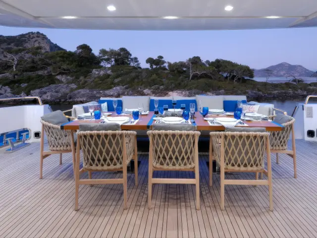 Yacht Morning Star dining table