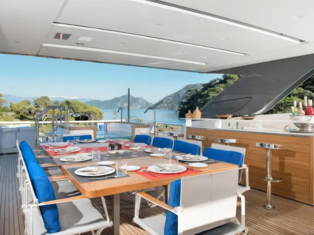 Yacht Morning Star dining table
