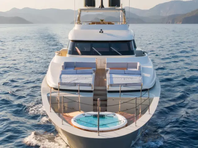 Yacht Takara One front view