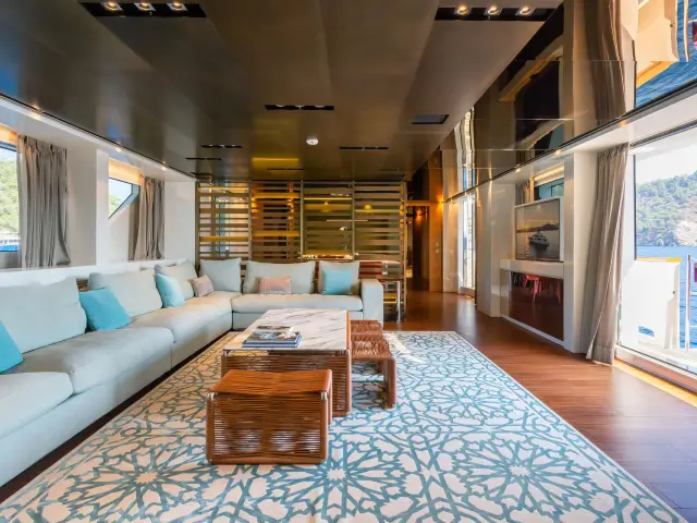 Yacht Takara One saloon