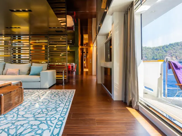 Yacht Takara One saloon