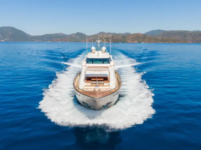 Yacht Thalyssa front view