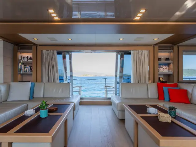 Yacht Thalyssa saloon