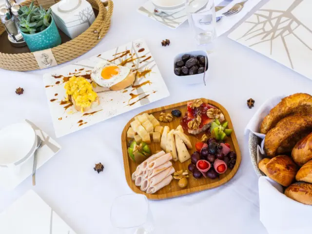 Yacht Thalyssa dining table