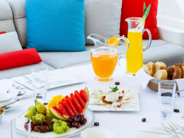 Yacht Thalyssa dining table