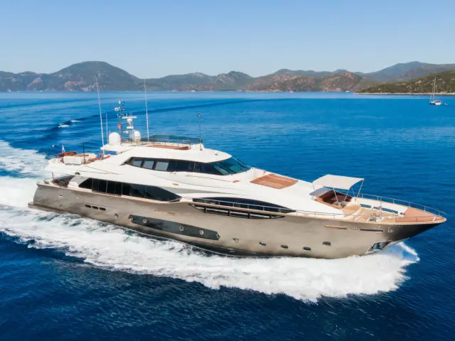 Yacht Thalyssa side view