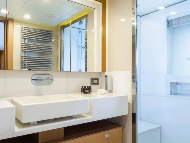 Yacht Thalyssa cabin bathroom