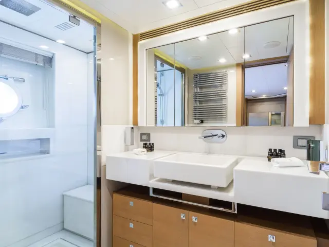 Yacht Thalyssa cabin bathroom