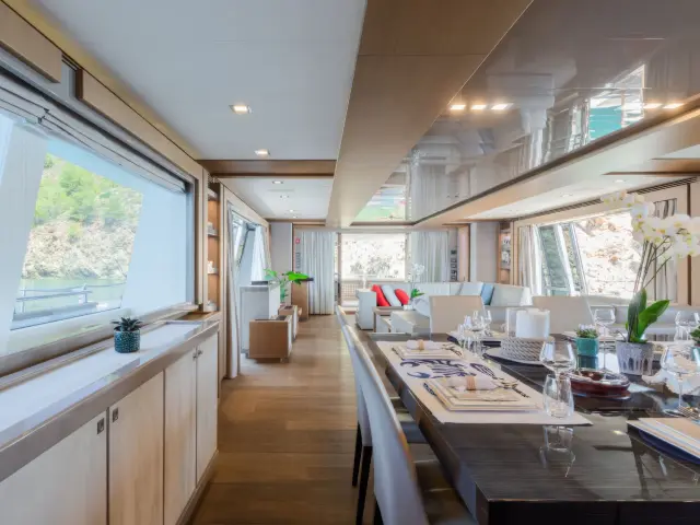 Yacht Thalyssa saloon