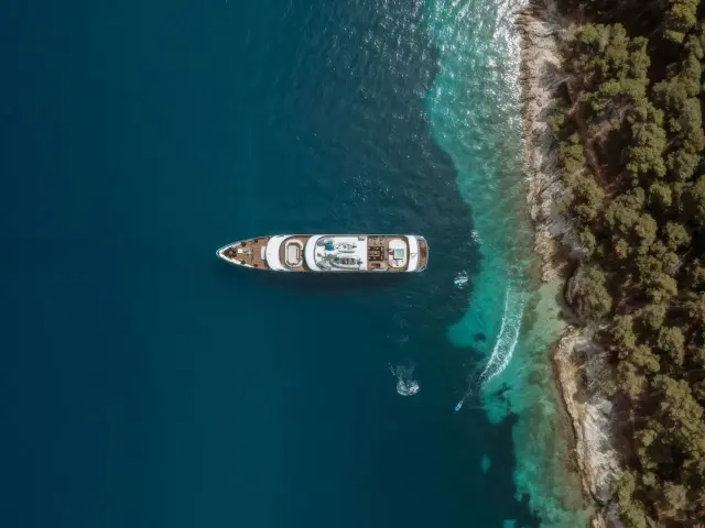 Yacht Freedom top-down view