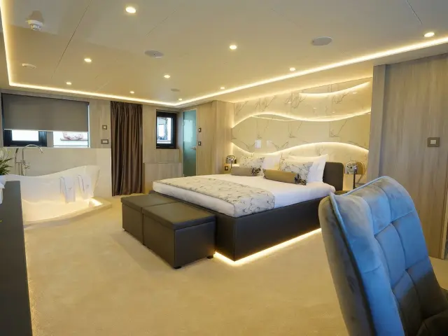 Yacht Freedom cabin