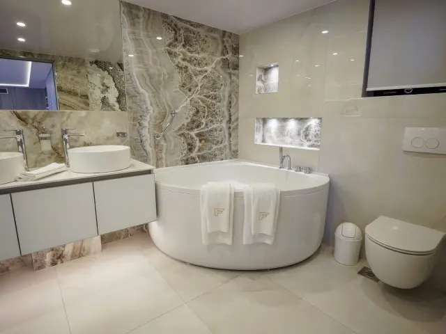 Yacht Freedom cabin bathroom