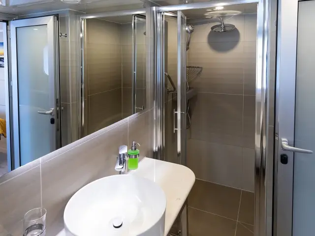 Yacht Freedom cabin bathroom