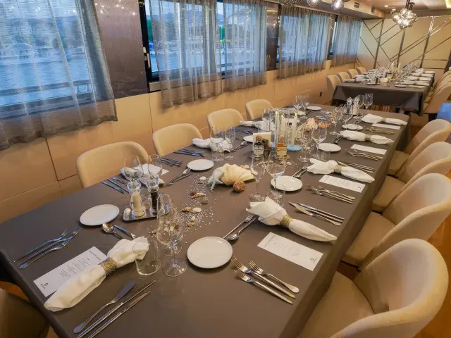 Yacht Freedom dining table