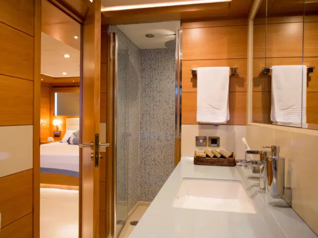 Yacht Panfeliss bathroom