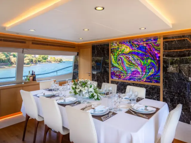 Yacht Panfeliss saloon