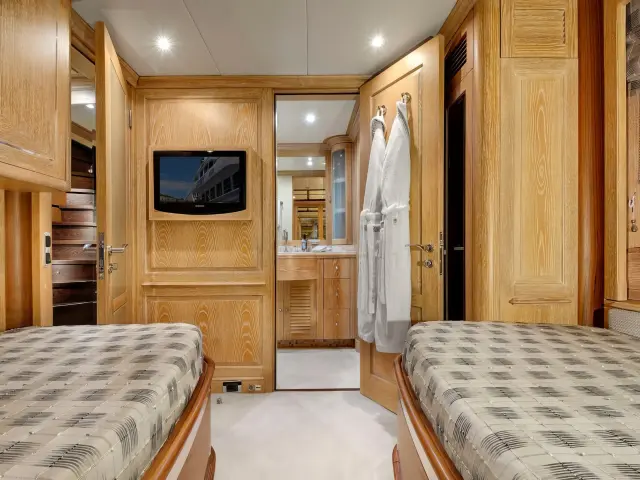 Yacht Quest R cabin