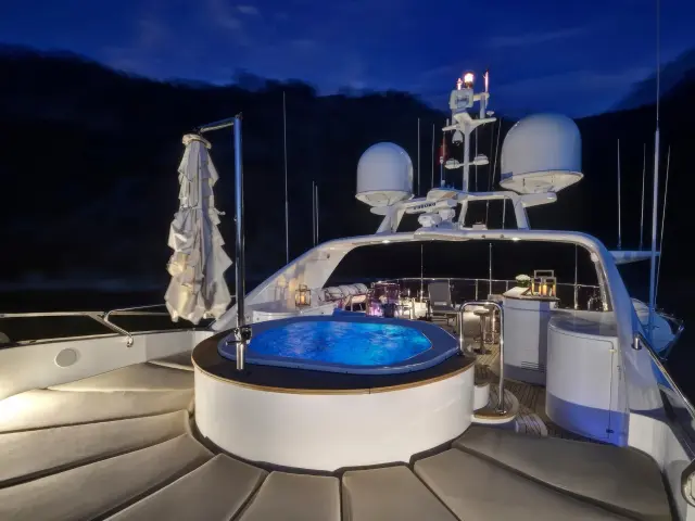 Yacht Quest R Jacuzzi