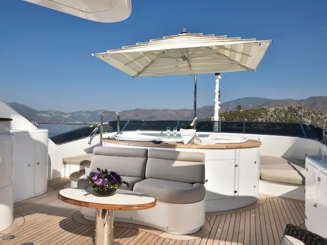 Yacht Quest R flybridge