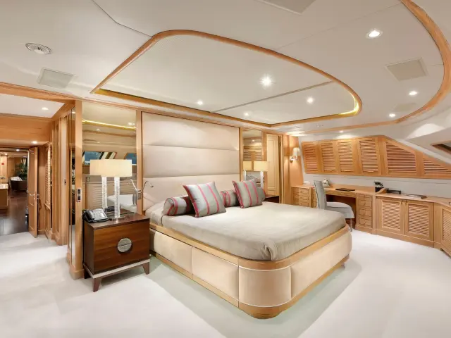 Yacht Quest R cabin