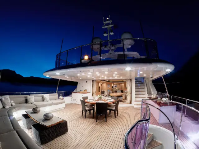 Yacht Quest R aft