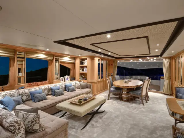 Yacht Quest R saloon