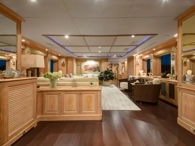 Yacht Quest R saloon