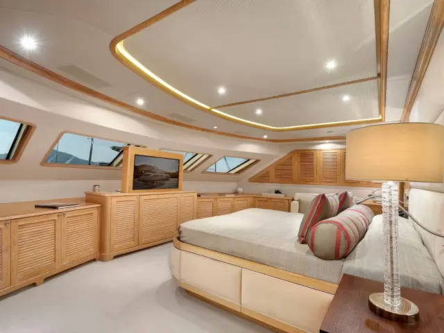 Yacht Quest R cabin