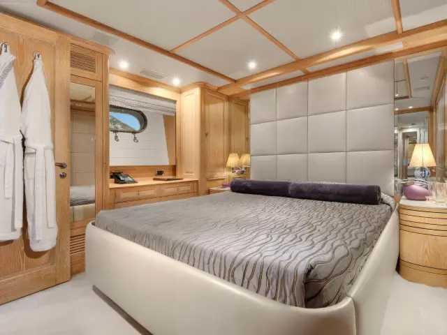 Yacht Quest R cabin