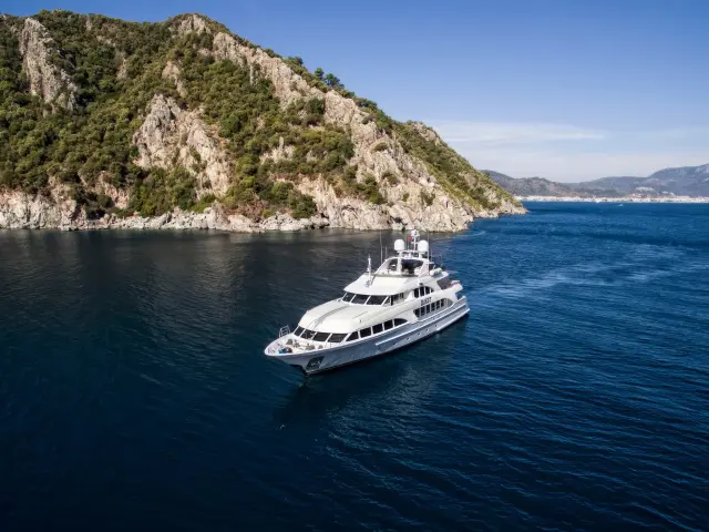 Yacht Quest R aerial view