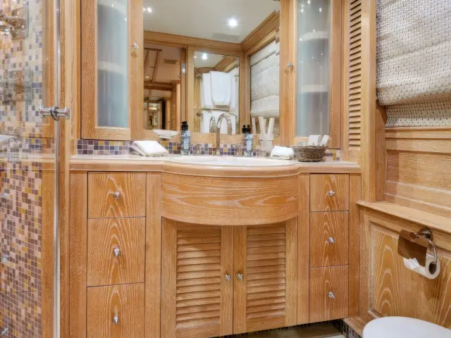 Yacht Quest R cabin bathroom