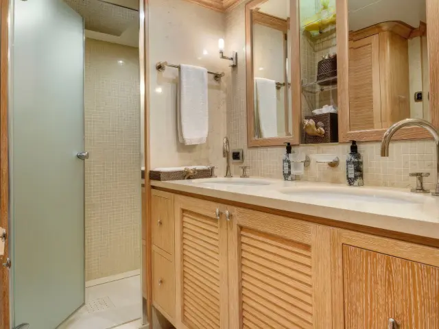 Yacht Quest R cabin bathroom