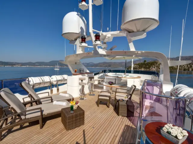 Yacht Quest R flybridge