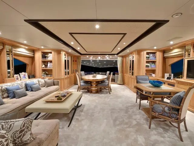 Yacht Quest R saloon