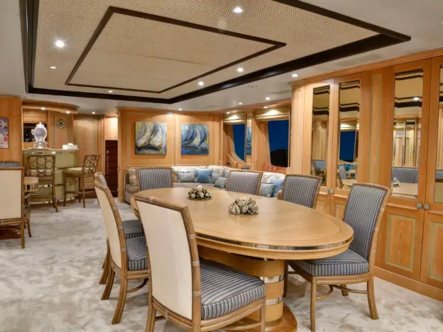 Yacht Quest R saloon