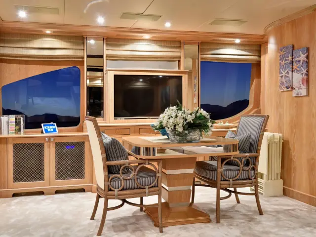 Yacht Quest R saloon