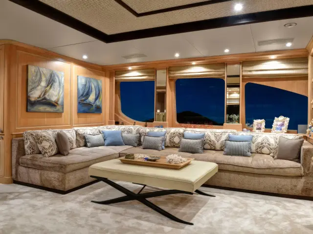 Yacht Quest R saloon