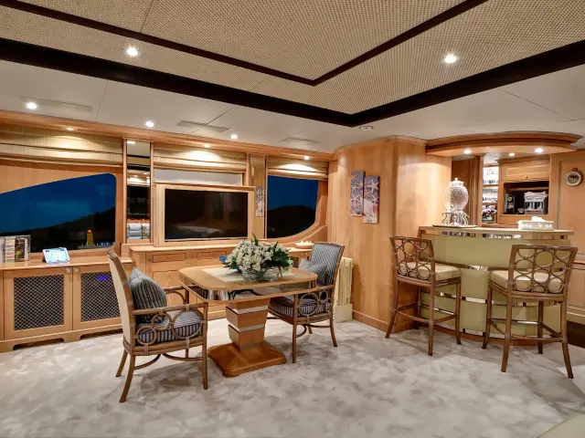 Yacht Quest R saloon