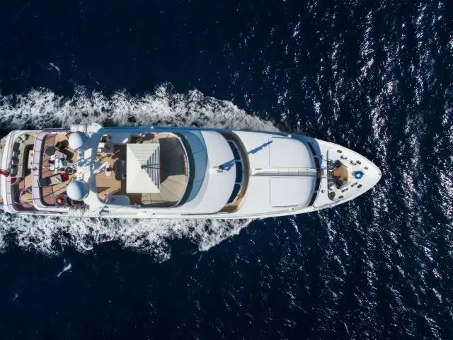 Yacht Quest R top-down view