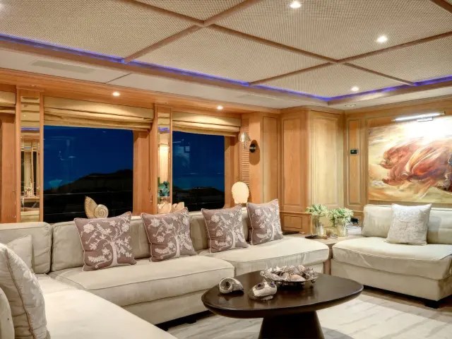 Yacht Quest R saloon