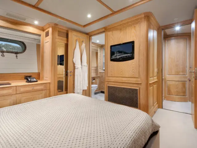 Yacht Quest R cabin