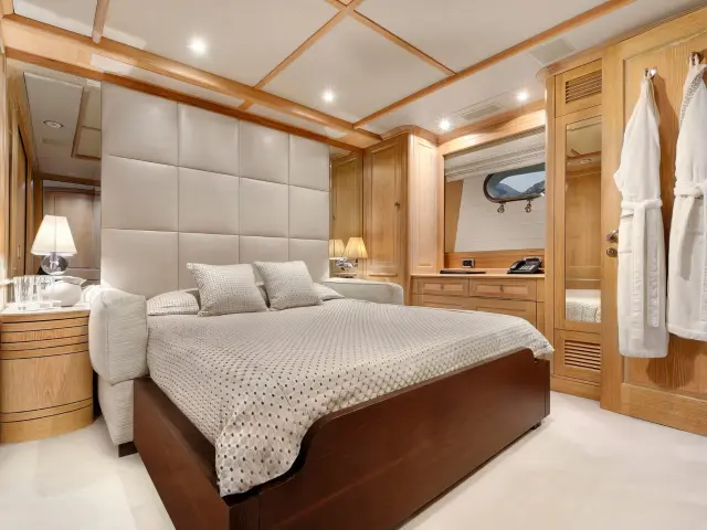 Yacht Quest R cabin