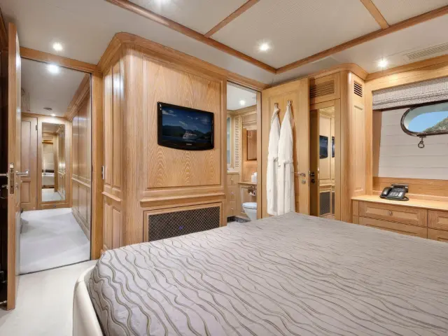 Yacht Quest R cabin
