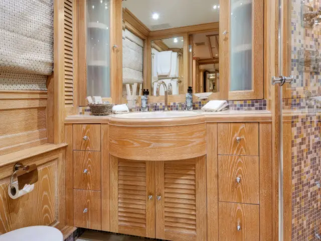 Yacht Quest R cabin bathroom