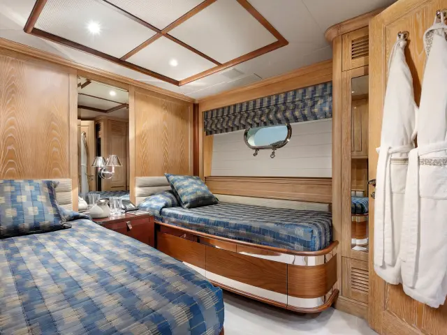 Yacht Quest R cabin