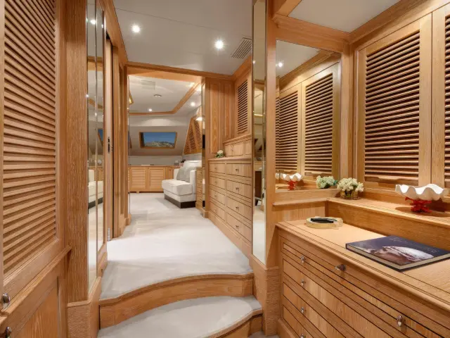 Yacht Quest R cabin bathroom