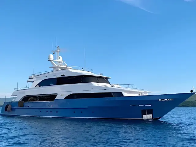Yacht Ottawa IV side view