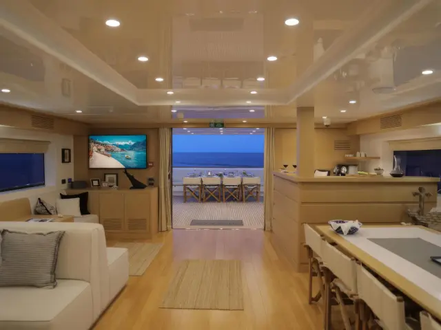 Yacht Ottawa IV saloon