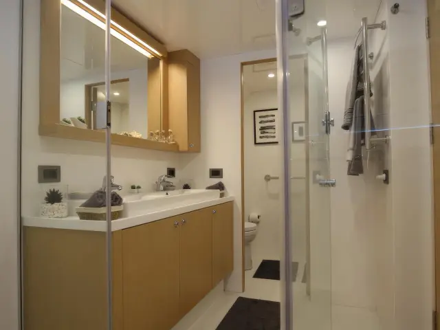 Yacht Ottawa IV cabin bathroom